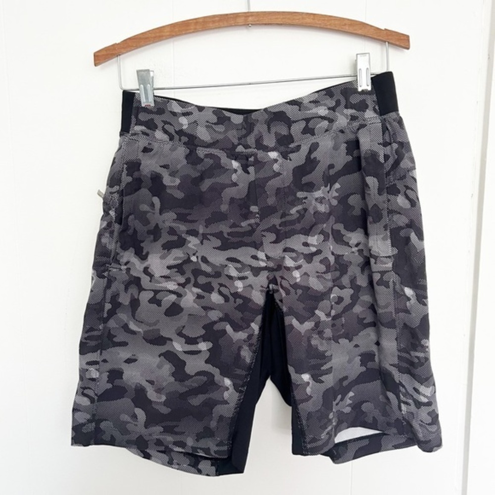 Lululemon Men’s Shorts Medium Pebble Camo White Black‎